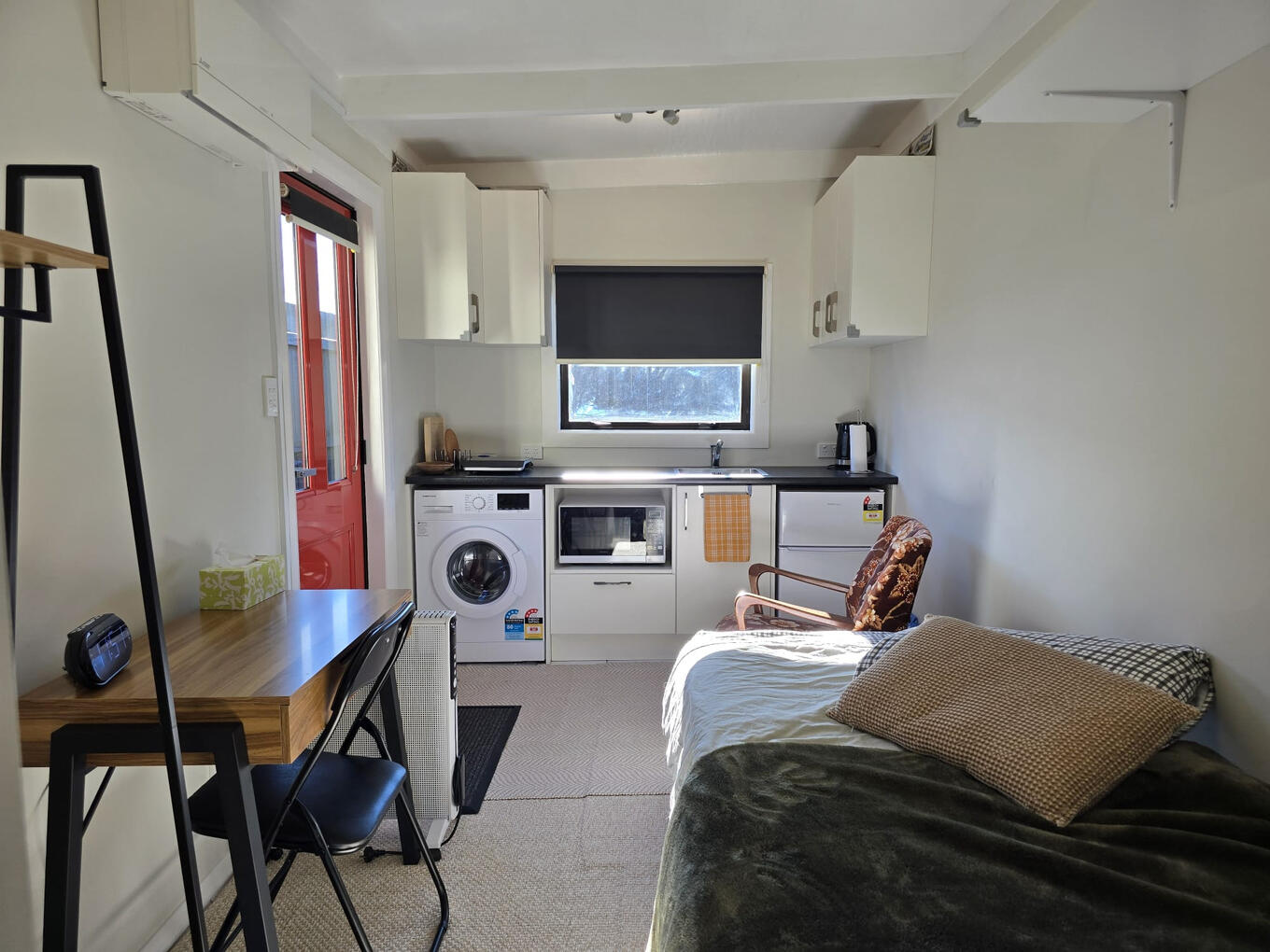 Studio facing kitchenette Studio facing kitchenette
